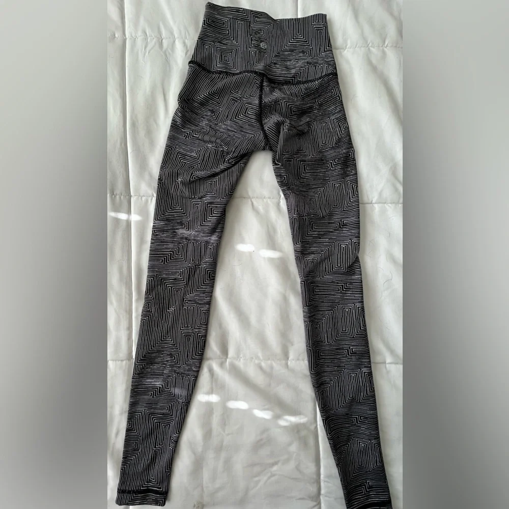 Women’s Lululemon leggings Sz. 2 - Picture 3 of 4
